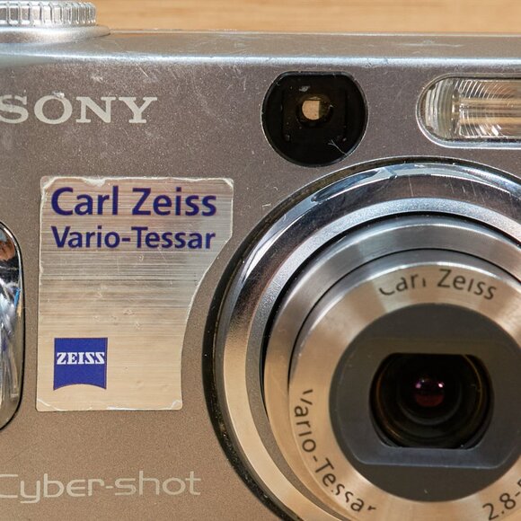Sony Cyber-shot DSC-S60 4.1MP Digital Camera, 3X Optical Zoom, Made in Japan - Picture 3 of 14